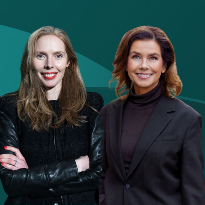 Två kvinnor står bredvid varandra mot en grön bakgrund.