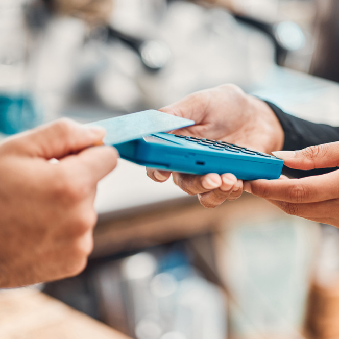 En person som håller en mobiltelefon i handen.