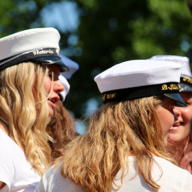 En grupp uniformsklädda kvinnor som står bredvid varandra.