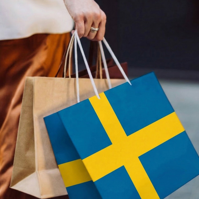 En person som bär en väska med en flagga på.