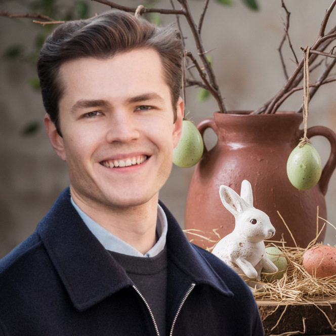 En man står framför en vas med ägg.