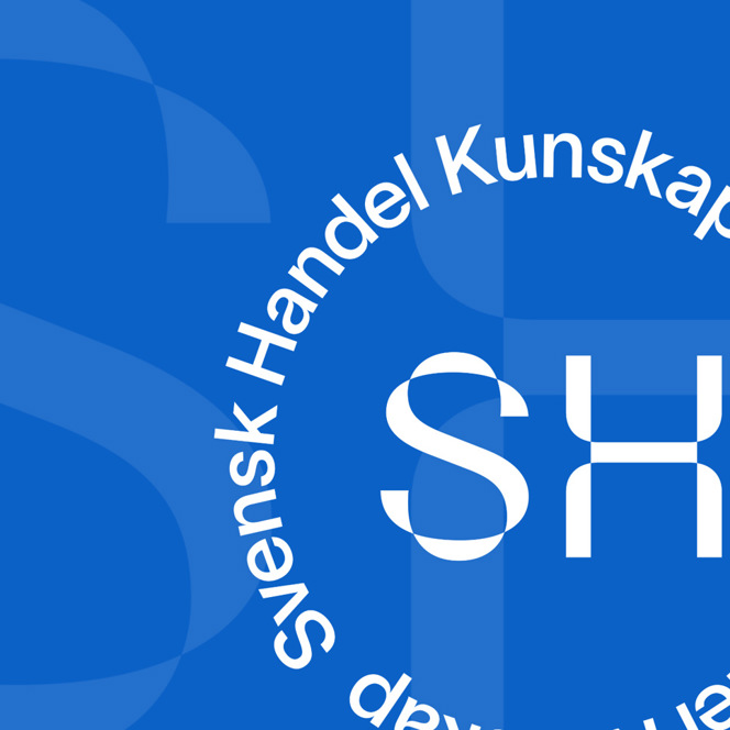 En blå bakgrund med vita bokstäver och en vit logotyp.
