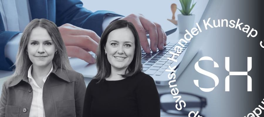 Tv&aring; kvinnor som st&aring;r bredvid varandra framf&ouml;r en b&auml;rbar dator.