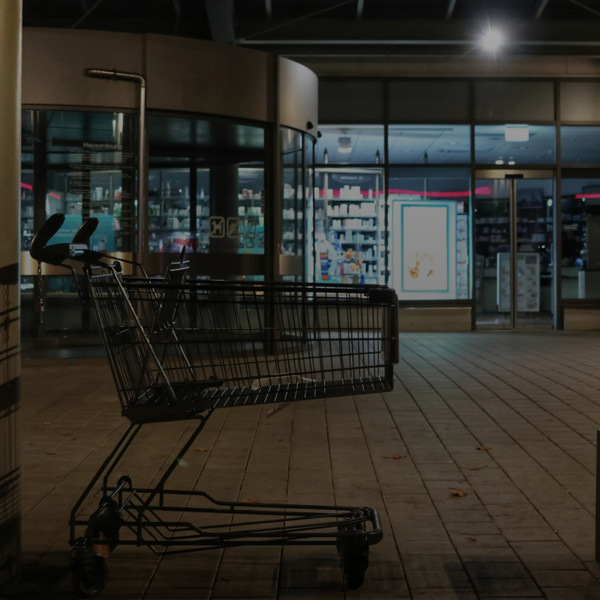 En kundvagn som står framför en butik.