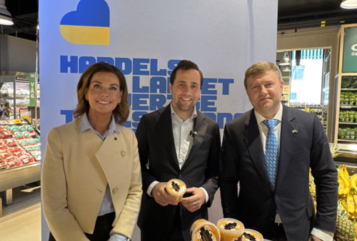 En grupp människor som står bredvid varandra.