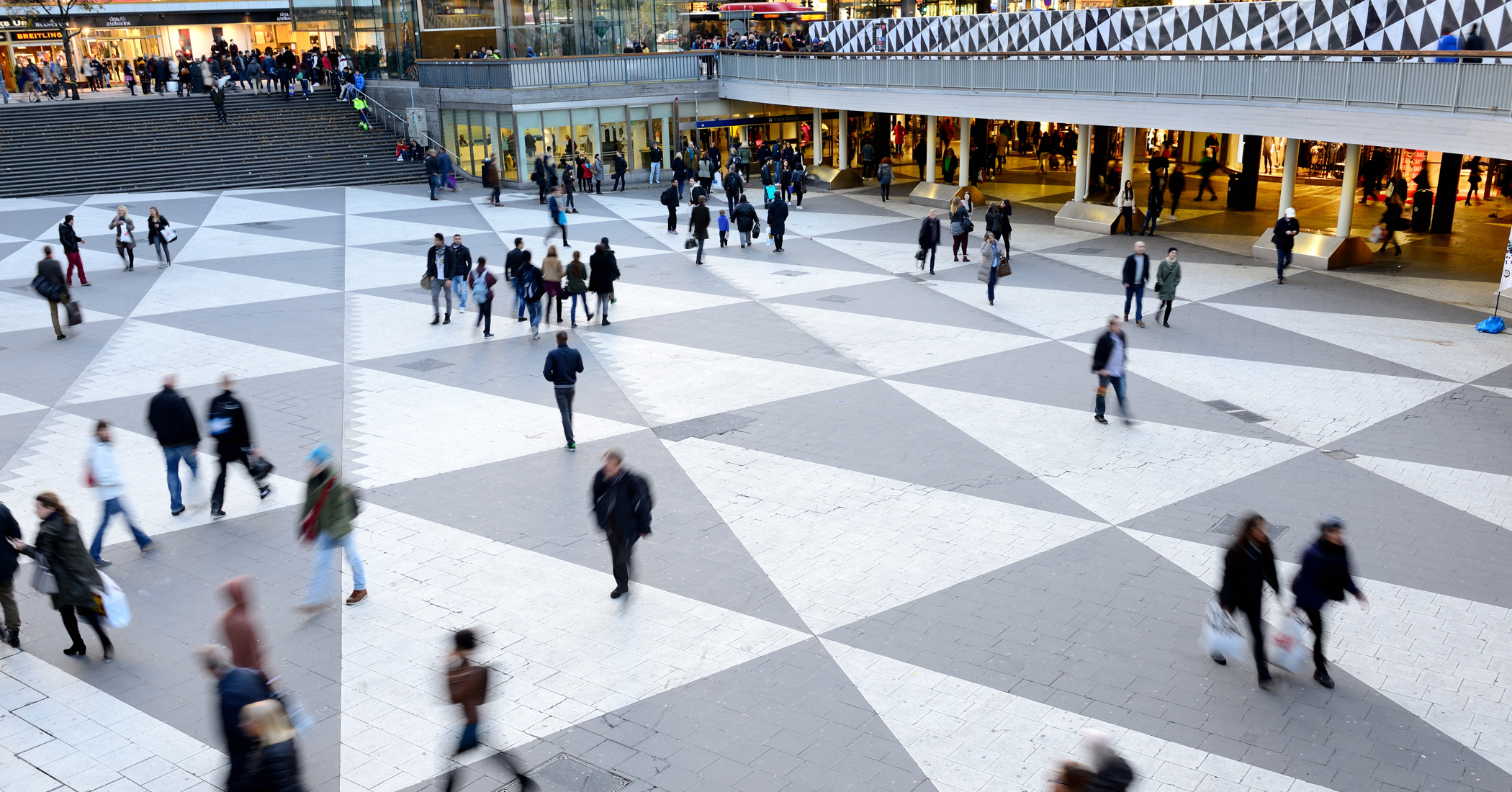 En grupp människor som går runt i ett köpcentrum.