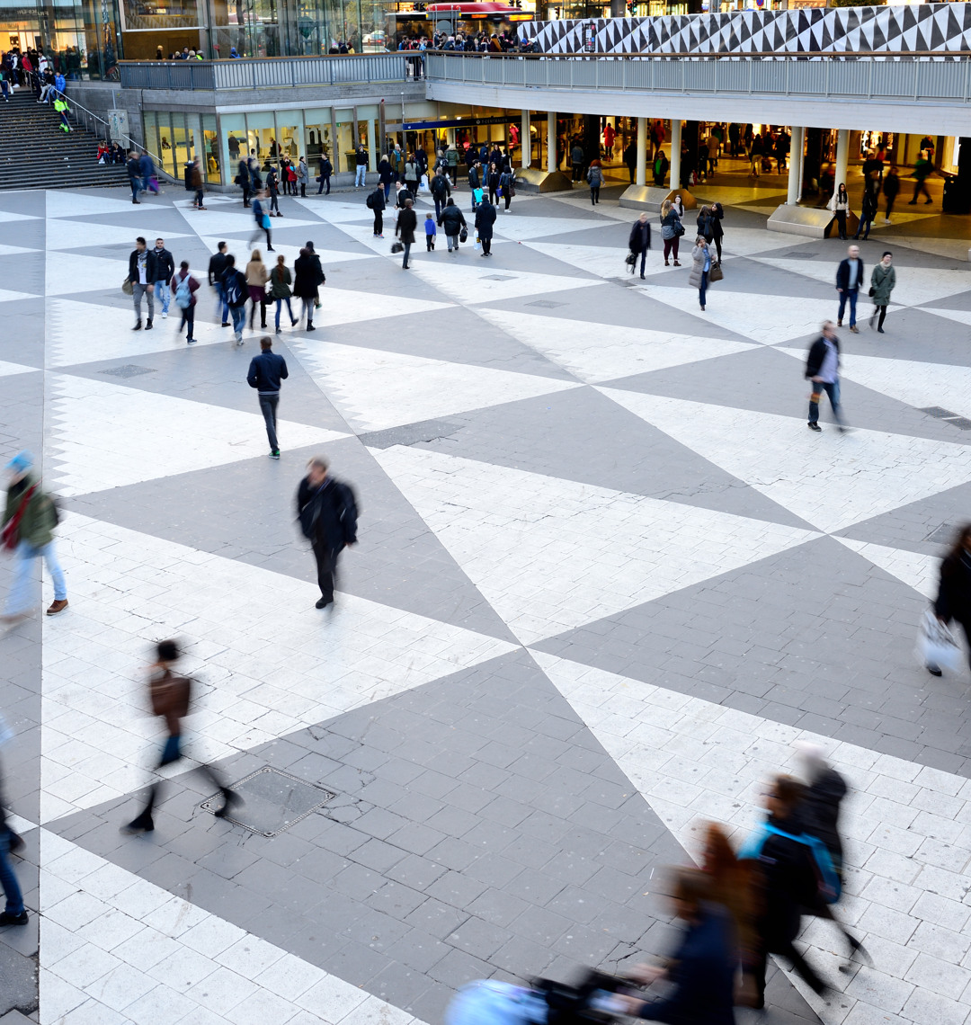 En grupp människor som går runt i ett köpcentrum.