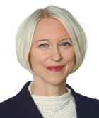 En kvinna med blont hår som bär en svart jacka.