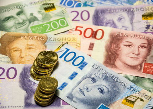 En hög med pengar som ligger på en hög med mynt.