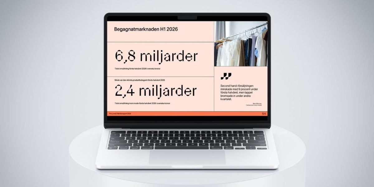 En bärbar dator som står på ett vitt bord.