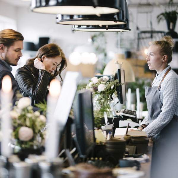 Några personer som står framför en dator.