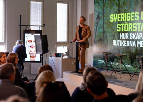 En man som står framför en folkmassa.