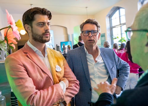 En grupp män som står bredvid varandra.