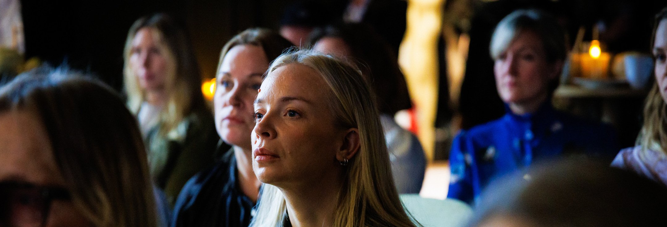 En grupp människor som sitter bredvid varandra.