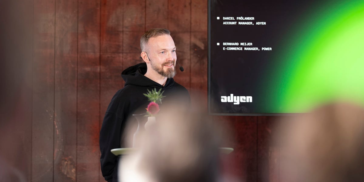 En man som st&aring;r framf&ouml;r en folkmassa.