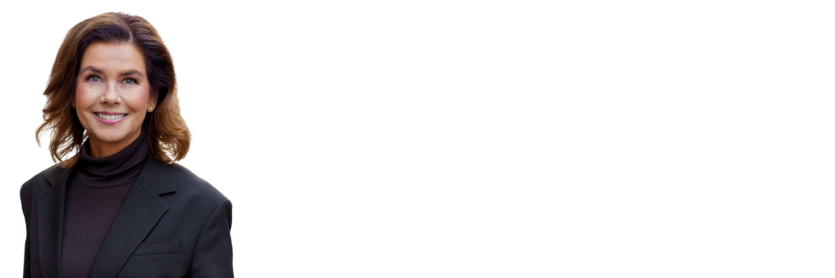 En kvinna i svart kostym och tröja med polokrage.