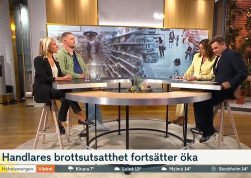 En grupp människor som sitter runt ett bord.