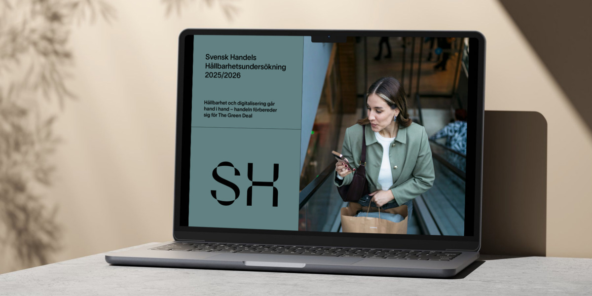 En bärbar dator som sitter på ett bord.