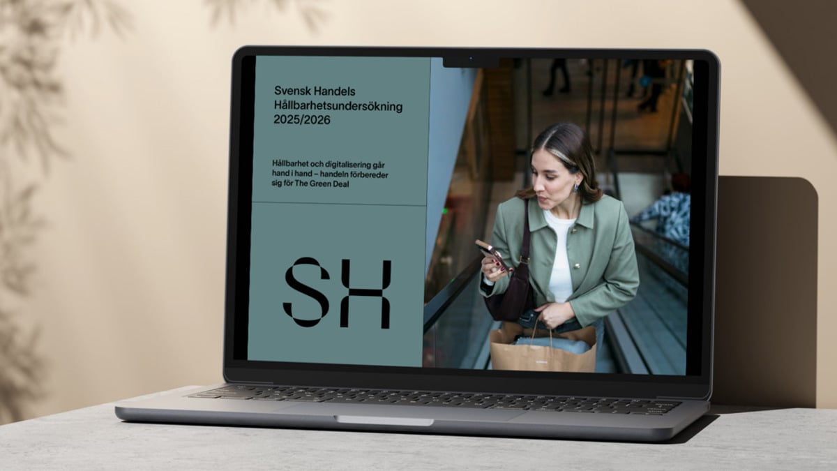 En bärbar dator som sitter på ett bord.