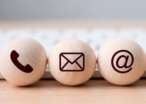 Tre ägg med olika ikoner på som sitter bredvid ett tangentbord.