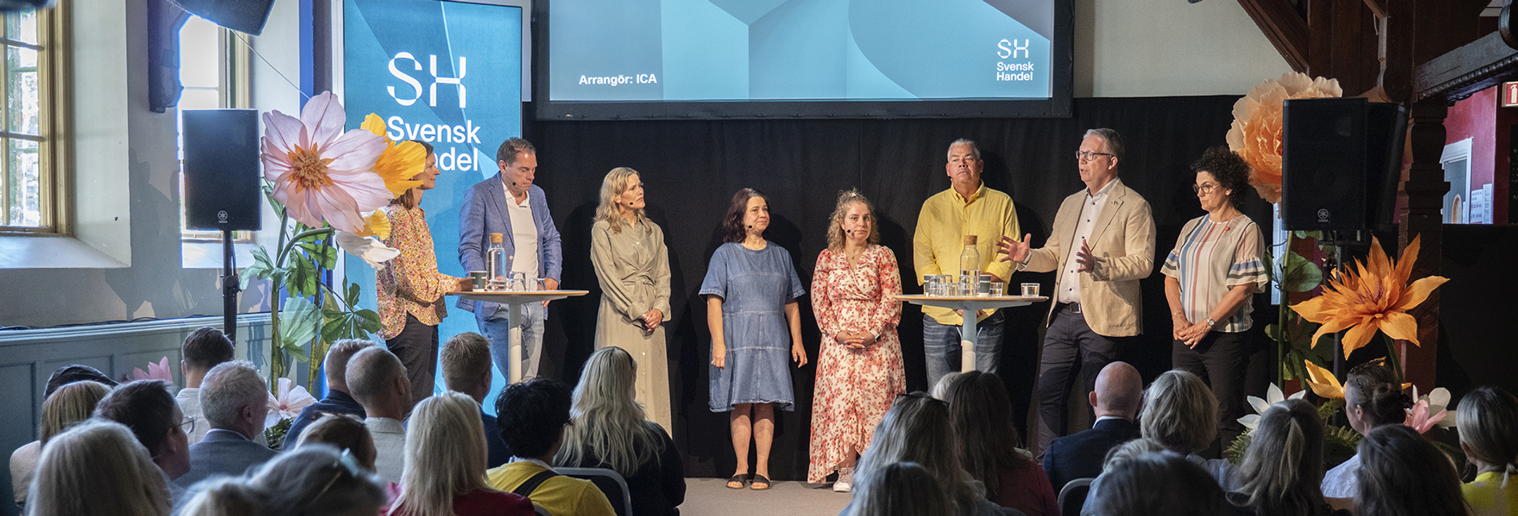 En grupp människor som står på toppen av en scen.