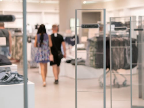 Några personer som går i en butik.