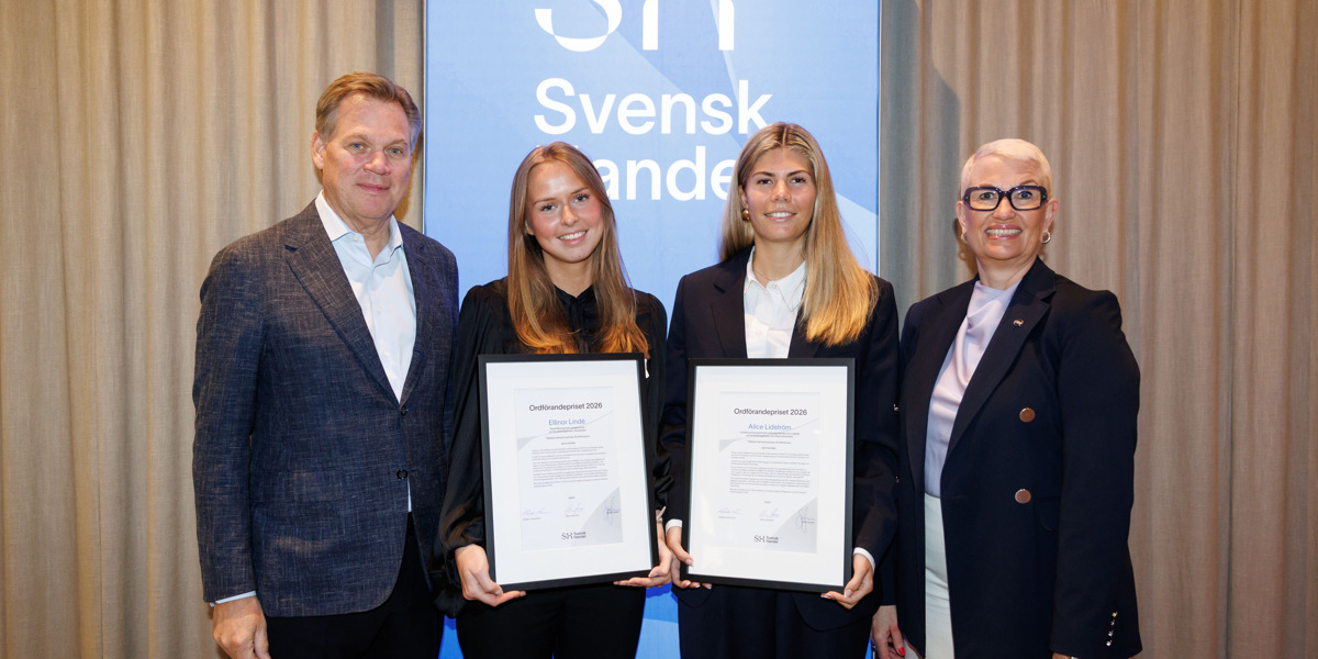 En grupp m&auml;nniskor som st&aring;r bredvid varandra.