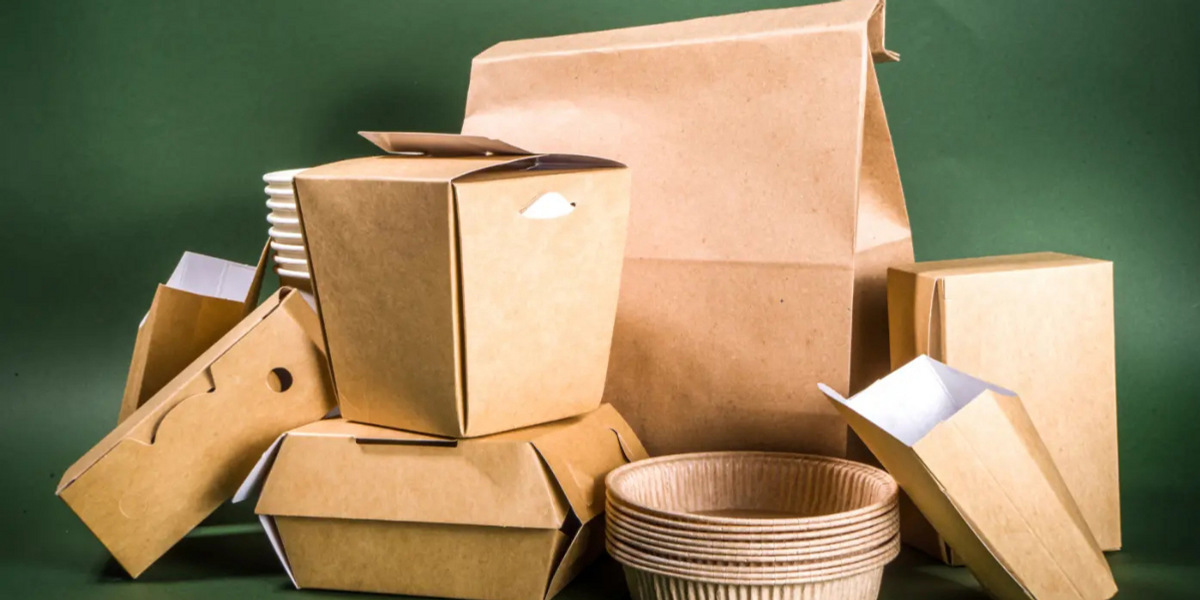 En hög med bruna papperspåsar som ligger på varandra.