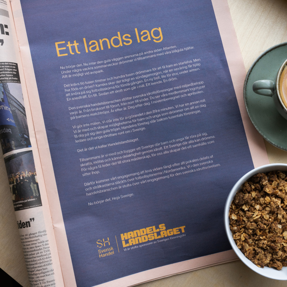 En kopp kaffe och en skål med müsli på ett bord.