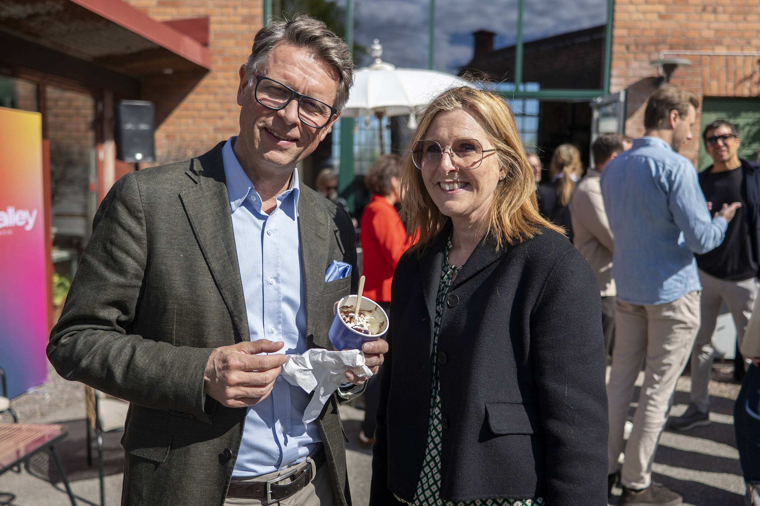 En man och en kvinna som st&aring;r bredvid varandra.