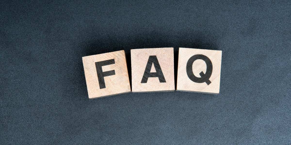 Ordet faq stavat med scrabbleblock.