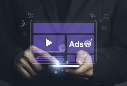 En man som håller i en surfplatta med ordet ads på.