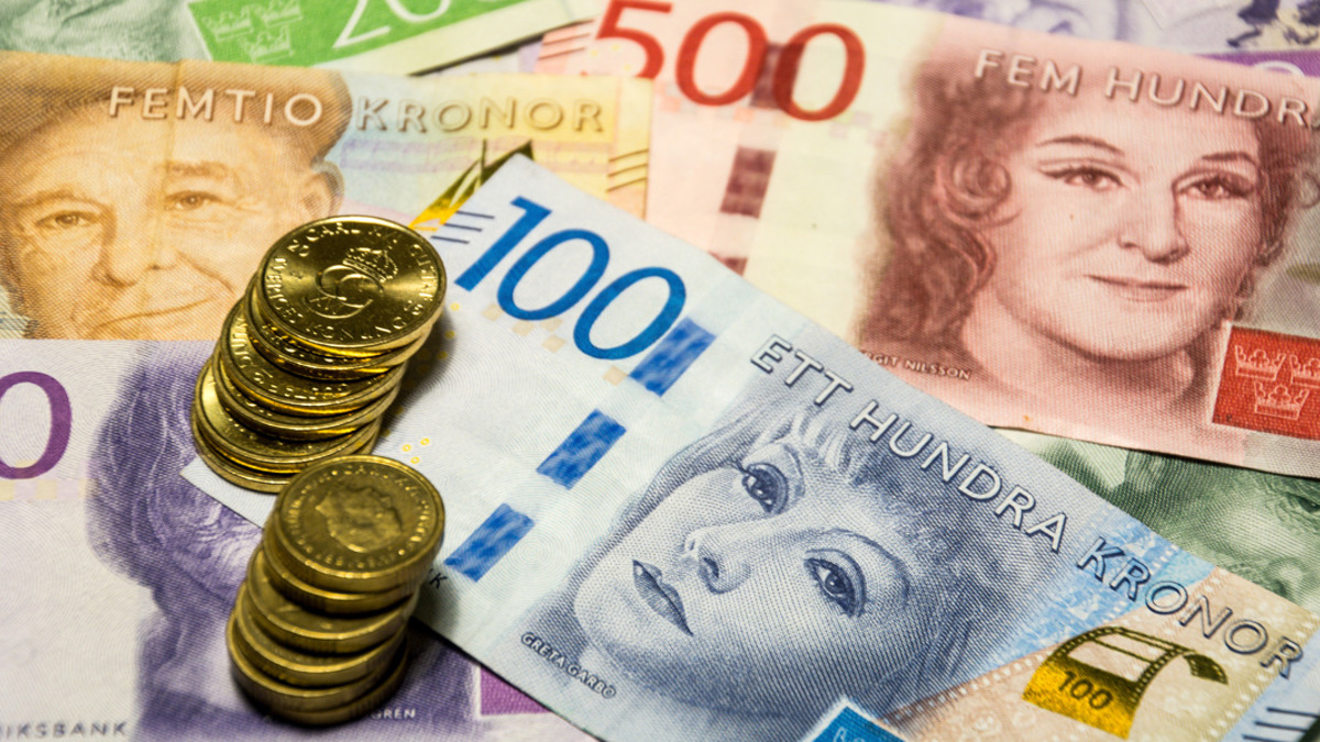 En hög med pengar som ligger på en hög med mynt.