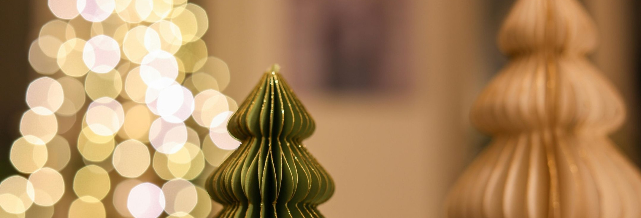 En närbild av en julgran på ett bord.