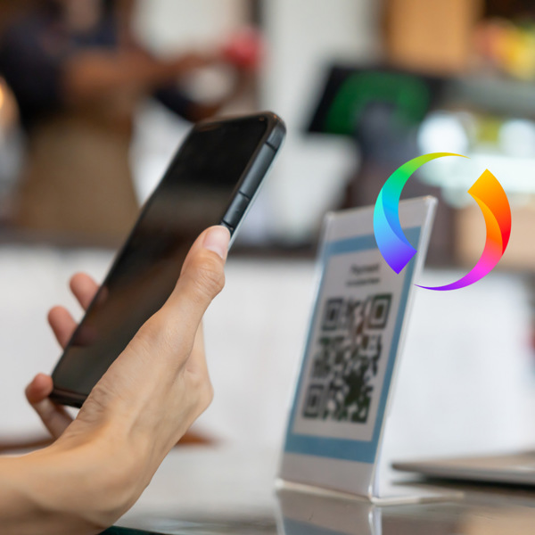 En person som håller en mobiltelefon i handen.