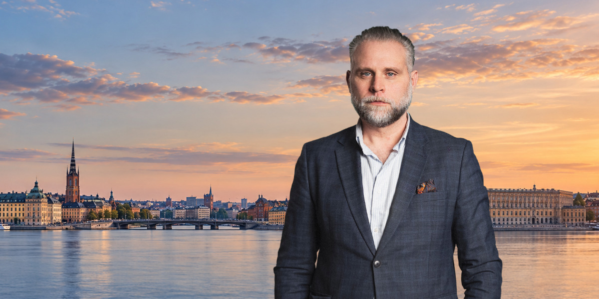 En man som står framför en vattendrag.