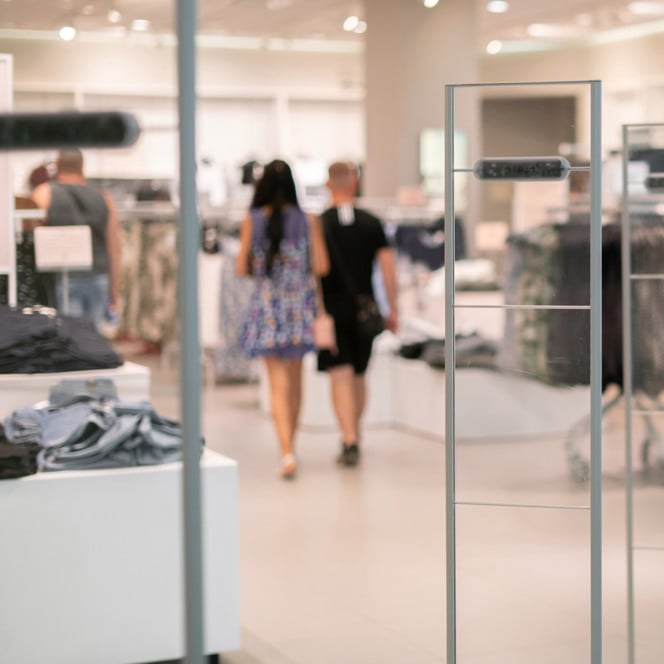 Några personer som går i en butik.