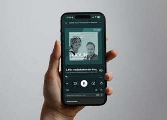 En person som håller upp en smartphone där en video spelas upp.