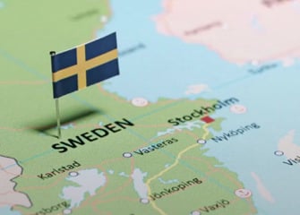En karta med Sveriges flagga på.