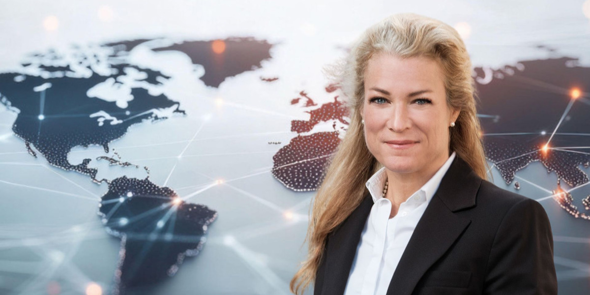 En kvinna står framför en världskarta.