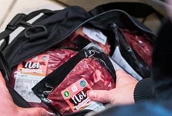 Tjuvar fyller väskor med kött