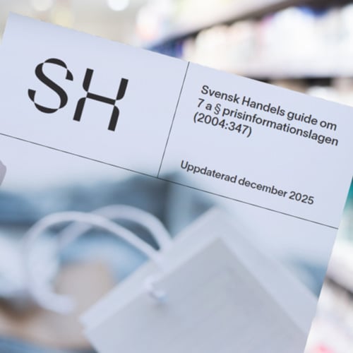 En person som håller upp ett visitkort i en butik.