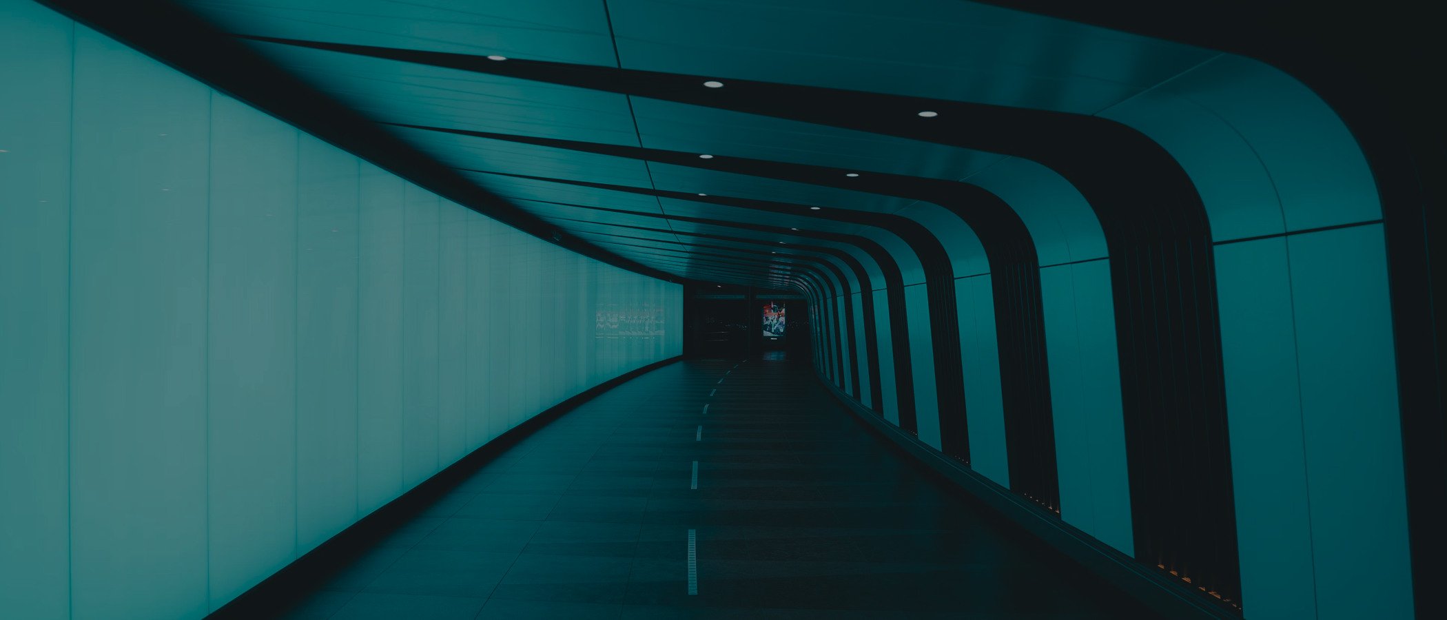 En lång tunnel med ett ljus i slutet.