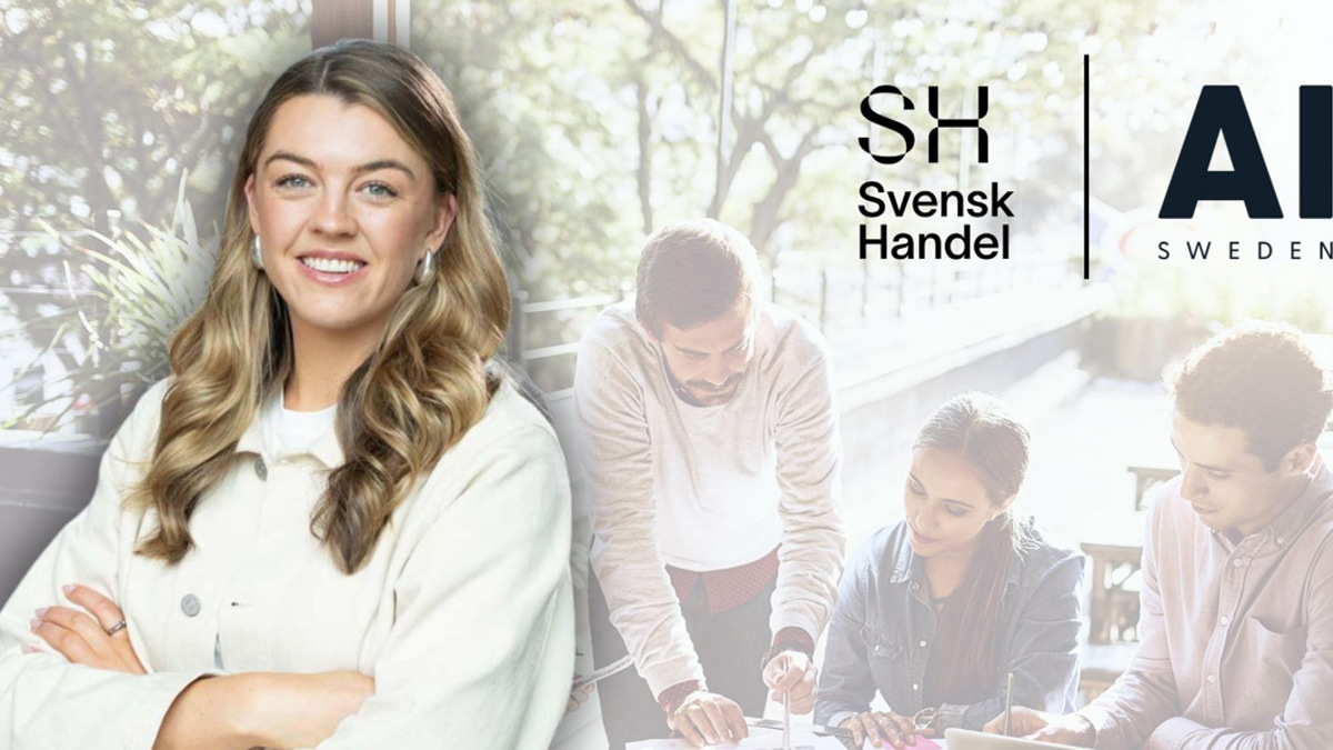 En kvinna som står framför en grupp människor.