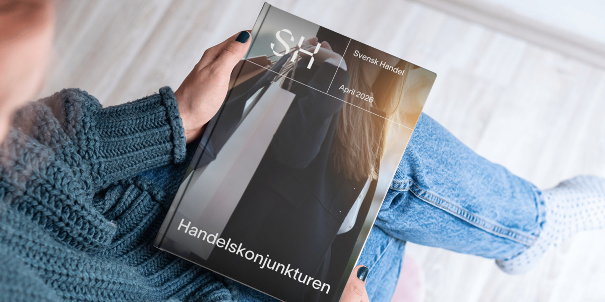 En person som håller en bok i sina händer.