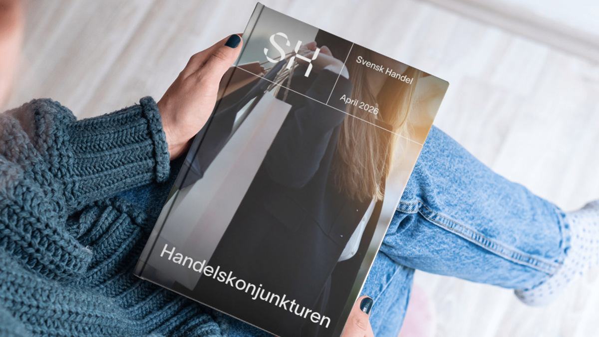 En person som håller en bok i sina händer.