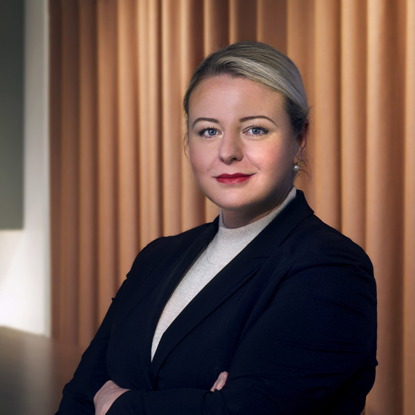 En kvinna som står framför en disk med ett stearinljus.