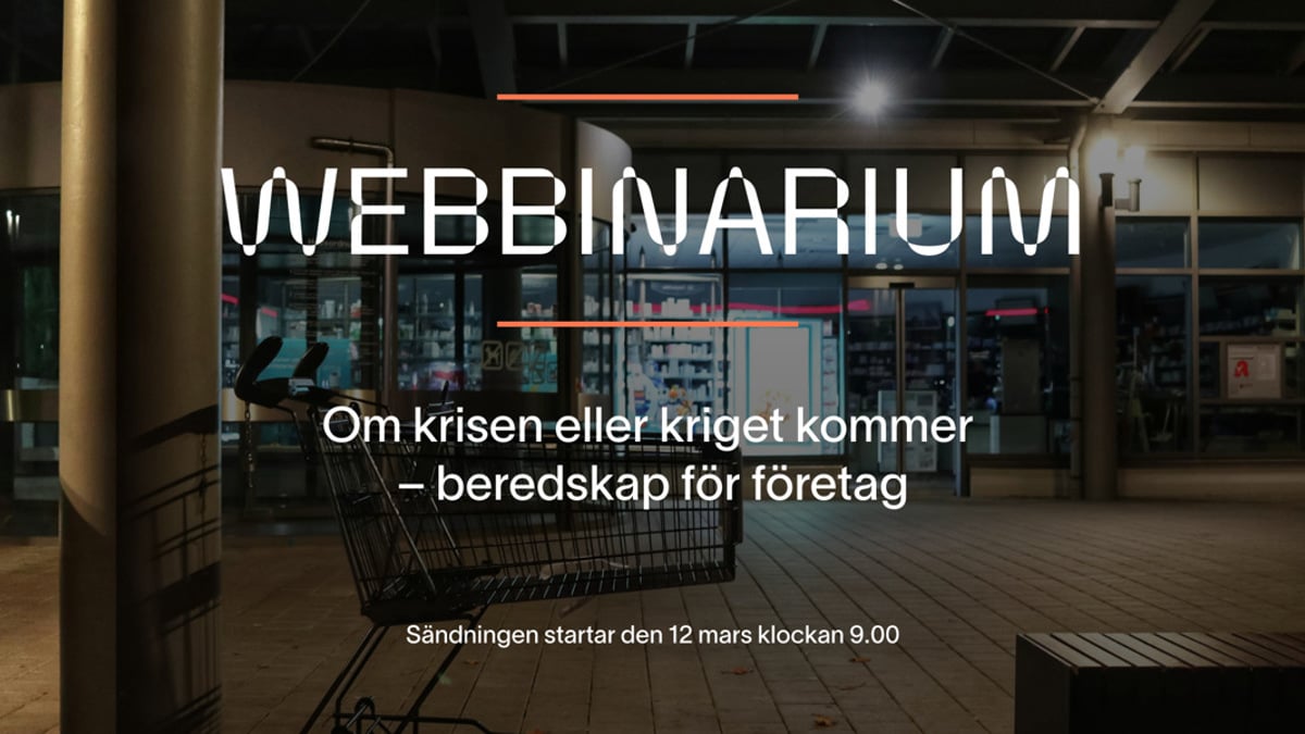 En kundvagn som står framför ett skyltfönster.