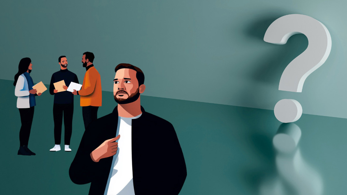 En man som står framför en grupp människor.