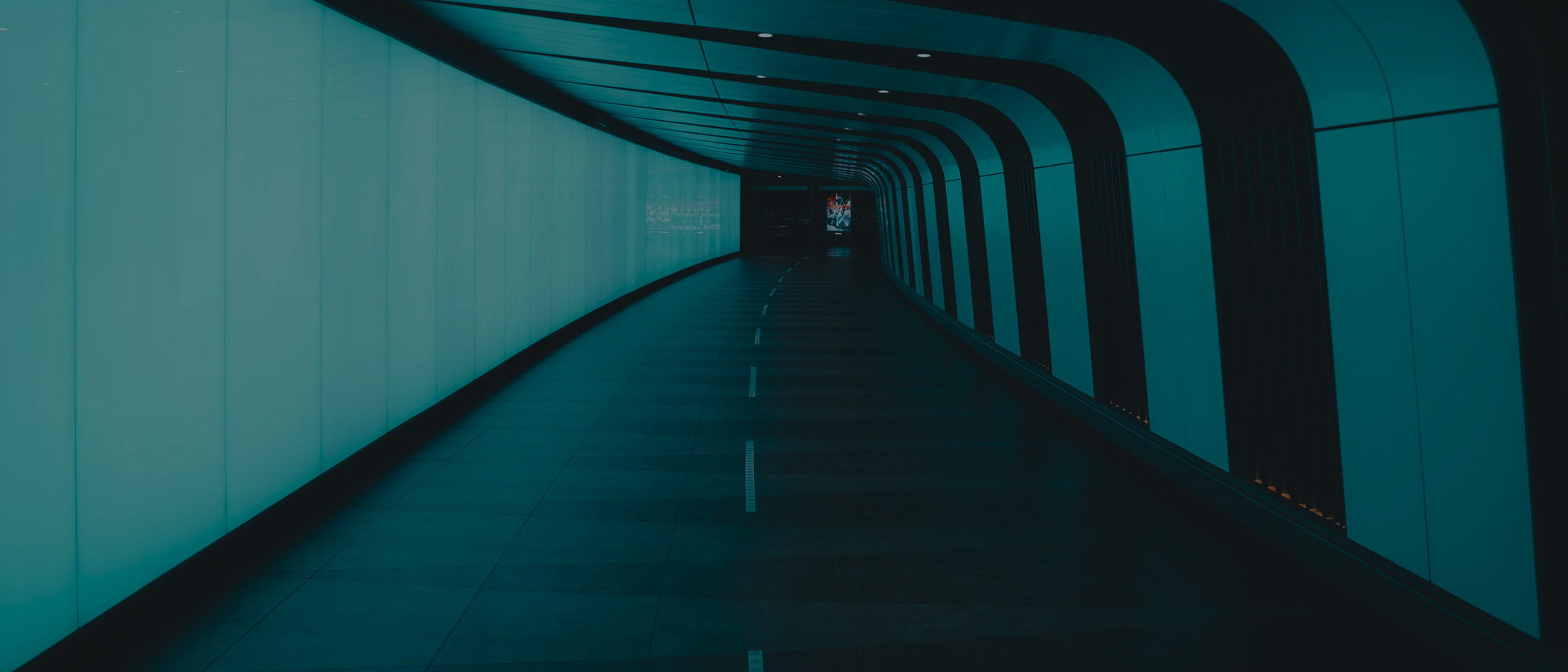 En lång tunnel med ett ljus i slutet.